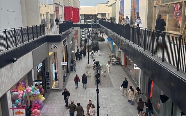 Le complexe commercial et de loisirs BIG Fashion Glilot, à proximité de Herzliya, le 3 mars 2025. (Crédit : Sharon Wrobel/The Times of Israel)