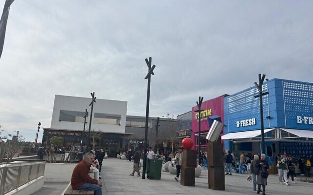Aire de restauration du tout nouveau centre commercial BIG Fashion Glilot près d'Herzliya, le 3 mars 2025. (Sharon Wrobel/Le Times of Israel)