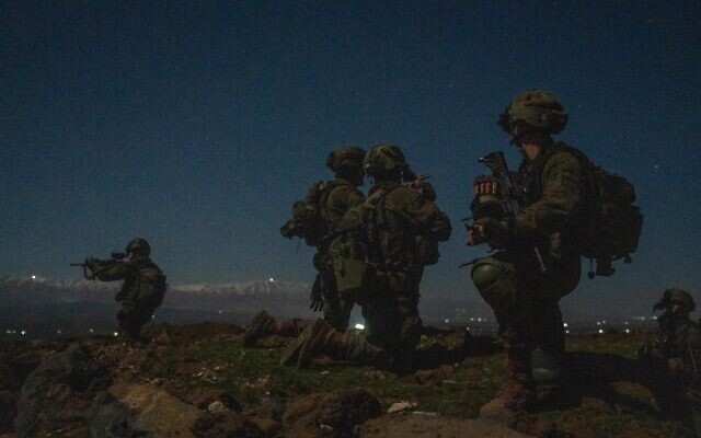 Des soldats de la brigade des parachutistes en opération dans le sud de la Syrie, une photo publiée le 25 mars 2025. (Crédit : Armée israélienne) Des soldats de la brigade des parachutistes en opération dans le sud de la Syrie, une photo publiée le 25 mars 2025. (Crédit : Armée israélienne)