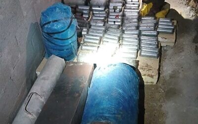 Grenades et autres explosifs retrouvés par les troupes de Tsahal dans la ville de Tulkarem, en Cisjordanie, sur une image publiée le 6 mars 2025. (Armée israélienne)