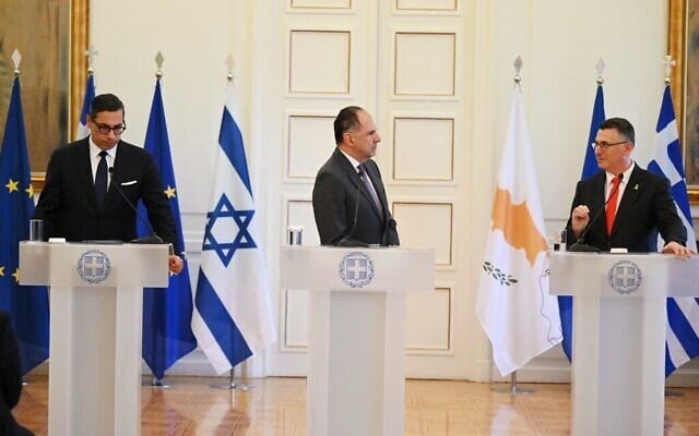Le ministre des Affaires étrangères Gideon Saar (à gauche), le ministre grec des Affaires étrangères Giorgos Gerapetritis (au centre) et le ministre chypriote des Affaires étrangères Kostantinos Kombos lors d'un sommet trilatéral, à Athènes, le 13 mars 2025. (Crédit : Shlomi Amselam/ministère des Affaires étrangères) Le ministre des Affaires étrangères Gideon Saar (à gauche), le ministre grec des Affaires étrangères Giorgos Gerapetritis (au centre) et le ministre chypriote des Affaires étrangères Kostantinos Kombos lors d'un sommet trilatéral, à Athènes, le 13 mars 2025. (Crédit : Shlomi Amselam/ministère des Affaires étrangères)