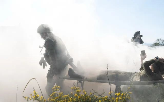 Des soldats de Tsahal simulent une évacuation aérienne de soldats blessés près de la ville de Tulkarem en Cisjordanie, des images autorisées à la publication le 26 mars 2025. (Crédit : Tsahal) Des soldats de Tsahal simulent une évacuation aérienne de soldats blessés près de la ville de Tulkarem en Cisjordanie, des images autorisées à la publication le 26 mars 2025. (Crédit : Tsahal)