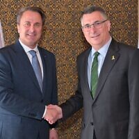 Le ministre des Affaires étrangères Gideon Saar (à droite) rencontre le vice-Premier ministre et ministre des Affaires étrangères luxembourgeois Xavier Bettel à Jérusalem, le 10 mars 2025. (Crédit : Shlomi Amselam/GPO)