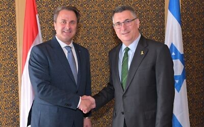 Le ministre des Affaires étrangères Gideon Saar (à droite) rencontre le vice-Premier ministre et ministre des Affaires étrangères luxembourgeois Xavier Bettel à Jérusalem, le 10 mars 2025. (Crédit : Shlomi Amselam/GPO)