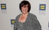 La rabbin Denise L. Eger, nouvelle directrice par intérim du groupe américain pro-Israël LGBTQ A Wider Bridge, assistant au gala de la campagne des droits de l'Homme 2011, où elle a été honorée, à Los Angeles, en Californie, le 12 mars 2011. (Crédit : Brian To/FilmMagic/Getty Images)