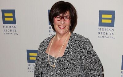 La rabbin Denise L. Eger, nouvelle directrice par intérim du groupe américain pro-Israël LGBTQ A Wider Bridge, assistant au gala de la campagne des droits de l'Homme 2011, où elle a été honorée, à Los Angeles, en Californie, le 12 mars 2011. (Crédit : Brian To/FilmMagic/Getty Images)