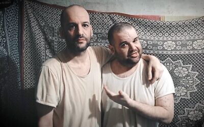 Les frères Yaïr (à gauche) et Eitan Horn dans une vidéo de propagande du Hamas avant la libération de Yaïr le 15 février 2025. (Crédit : Capture d'écran)