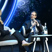Le président Isaac Herzog s'exprime lors d'une conférence sur la réintégration des blessés de guerre, le 25 mars 2025. (Crédit : Haim Zach/GPO)