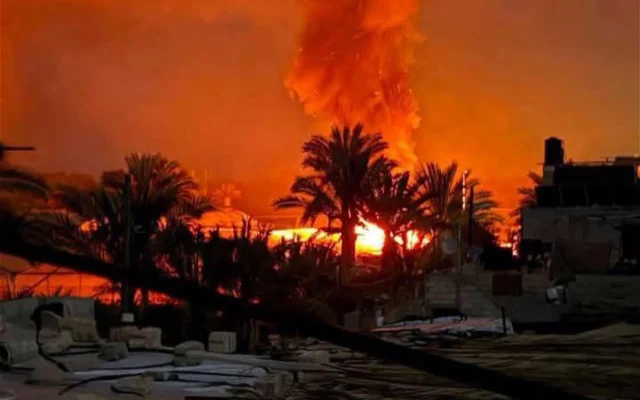 Incendie d'un campement de tentes à l'ouest de Khan Younès à la suite des frappes israéliennes du 18 mars 2025. (Crédit : Capture d'écran ; utilisée conformément à l'article 27a de la loi sur le droit d'auteur)