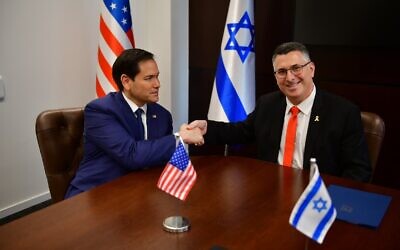 Le secrétaire d'État américain Marco Rubio rencontre le ministre des Affaires étrangères Gideon Sar à Jérusalem le 16 février 2025. (Crédit : Rafi Ben Hakun/GPO)