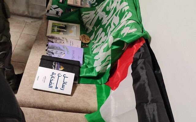 Livres et drapeaux palestiniens et du Hamas qui, selon la police, ont été découverts lors d'une enquête sur un habitant de Kafr Cana soupçonné d'avoir planifié une attaque à la voiture-bélier, sur une photo publiée le 20 mars 2025. (Crédit : Police israélienne) Livres et drapeaux palestiniens et du Hamas qui, selon la police, ont été découverts lors d'une enquête sur un habitant de Kafr Cana soupçonné d'avoir planifié une attaque à la voiture-bélier, sur une photo publiée le 20 mars 2025. (Crédit : Police israélienne)