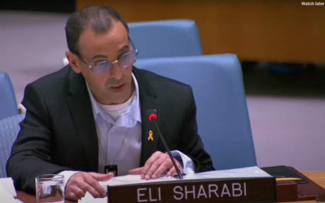L'ex-otage Eli Sharabi s'exprimant devant le Conseil de sécurité des Nations unies, à New York le 20 mars 2025. (Crédit : Capture d'écran de l'ONU) L'ex-otage Eli Sharabi s'exprimant devant le Conseil de sécurité des Nations unies, à New York le 20 mars 2025. (Crédit : Capture d'écran de l'ONU)