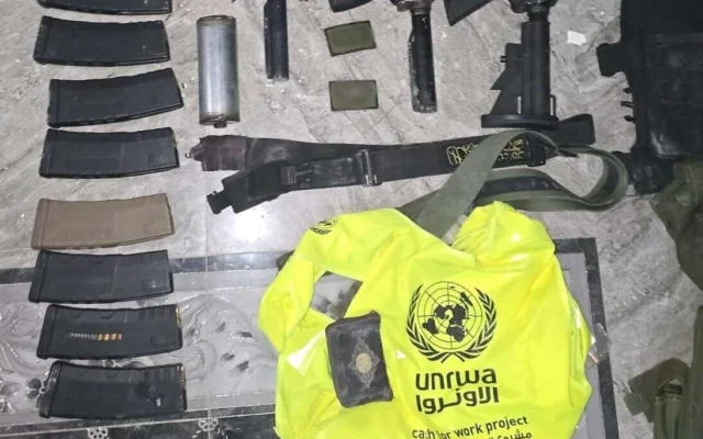 Une veste de l'UNRWA découverte dans une cache d'armes par les troupes de l'armée israélienne dans le camp de réfugiés de Nur Shams en Cisjordanie, le 16 mars 2025. (Crédit : Tsahal) Une veste de l'UNRWA découverte dans une cache d'armes par les troupes de l'armée israélienne dans le camp de réfugiés de Nur Shams en Cisjordanie, le 16 mars 2025. (Crédit : Tsahal)