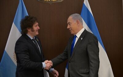 Le Premier ministre Benjamin Netanyahu rencontrant le président argentin Javier Milei, à Jérusalem, le 7 février 2024. (Crédit : Amos Ben Gershom/GPO)