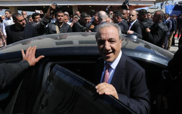 Le chef des services de renseignement de l'Autorité palestinienne, Majed Faraj, arrivant à la cérémonie d'inauguration d'une usine de traitement des déchets, dans le nord de la bande de Gaza, le 13 mars 2018. (Crédit : Ashraf Amra/APA Images via ZUMA Wire)