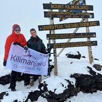 Maayan Gabai, à droite, et le Dr Pieter Jan Van-Balen, au sommet du Kilimandjaro, le 28 janvier 2025. (Autorisation)