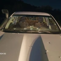Une voiture prise pour cible lors d'une fusillade près de l'implantation d'Ariel, en Cisjordanie, le 12 mars 2025. (Crédit : Conseil régional de Samarie)