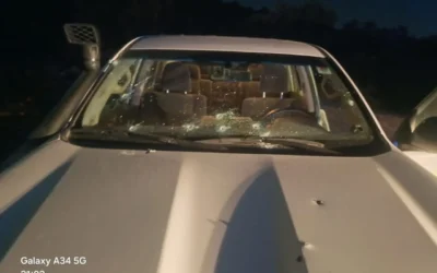 Une voiture prise pour cible lors d'une fusillade près de l'implantation d'Ariel, en Cisjordanie, le 12 mars 2025. (Crédit : Conseil régional de Samarie)