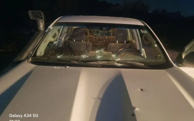 Une voiture a été la cible de tirs lors d'une fusillade près de l'implantation d'Ariel, en Cisjordanie, le 12 mars 2025. (Crédit : Conseil régional de Samarie)