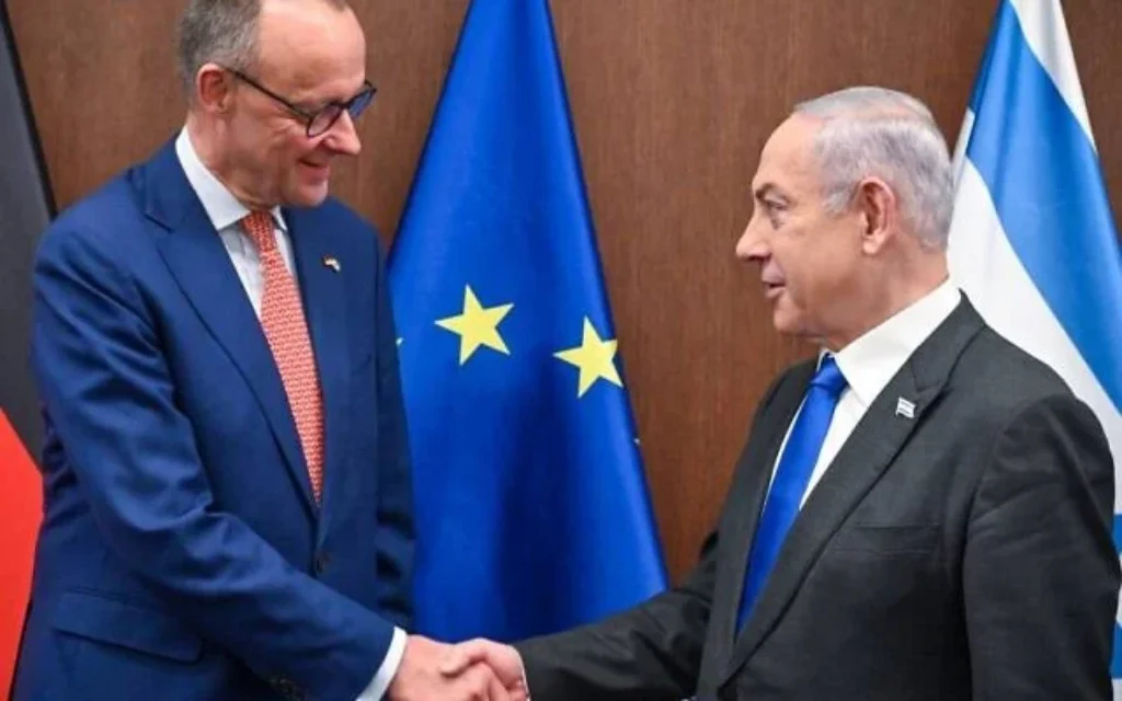 Le Premier ministre Benjamin Netanyahu, à droite, rencontre le chef de l'opposition allemande Friedrich Merz au bureau du Premier ministre à Jérusalem, le 12 février 2024 (Crédit : Kobi Gideon / GPO).