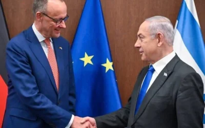 Le Premier ministre Benjamin Netanyahu, à droite, rencontre le chef de l'opposition allemande Friedrich Merz au bureau du Premier ministre à Jérusalem, le 12 février 2024 (Crédit : Kobi Gideon / GPO).