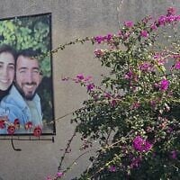 Une affiche commémorant Nirel Zini et Niv Raviv est accrochée à l'extérieur de la maison où ils vivaient dans un quartier pour jeunes familles au kibboutz Kfar Aza, février 2025. (Crédit : Bernard Dichek)