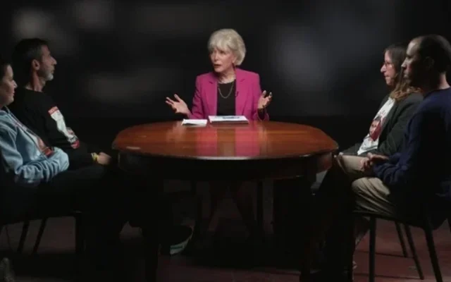 L'otage libéré Tal Shoham, 1er à droite, est interviewé le 30 mars 2025 dans l'émission « 60 Minutes » de CBS avec les parents des otages Guy Gilboa-Dalal et Evyatar David. (Crédit : CBS/60 Minutes) L'otage libéré Tal Shoham, 1er à droite, est interviewé le 30 mars 2025 dans l'émission « 60 Minutes » de CBS avec les parents des otages Guy Gilboa-Dalal et Evyatar David. (Crédit : CBS/60 Minutes)