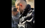 Un policier (à droite) garde un suspect palestinien qui aurait attaqué un Israélien dans la communauté de Gan Ner, le 15 février 2025. (Police israélienne)