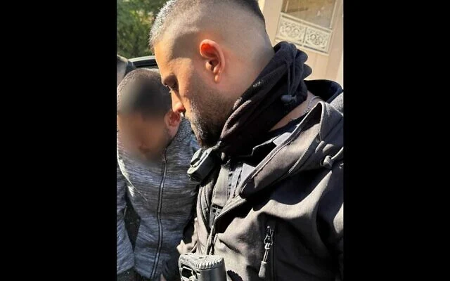 Un policier (à droite) garde un suspect palestinien qui aurait attaqué un Israélien dans la communauté de Gan Ner, le 15 février 2025. (Police israélienne) Un policier (à droite) garde un suspect palestinien qui aurait attaqué un Israélien dans la communauté de Gan Ner, le 15 février 2025. (Police israélienne)