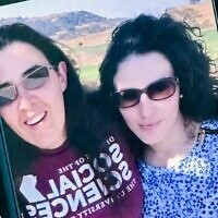 Sur ce selfie de septembre 2018 fourni par Emma Tsurkov, à droite, elle et Elizabeth Tsurkov, dans la vallée de Santa Clara, en Californie. (Crédit : AP/Eric Tucker)