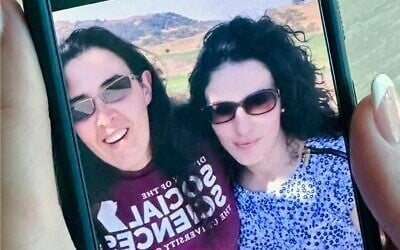 Sur ce selfie de septembre 2018 fourni par Emma Tsurkov, à droite, elle et Elizabeth Tsurkov, dans la vallée de Santa Clara, en Californie. (Crédit : AP/Eric Tucker)