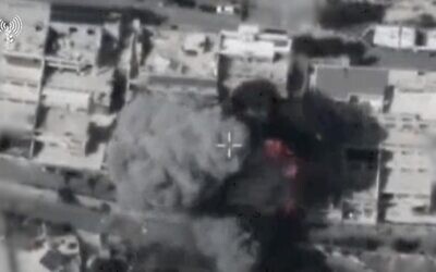 Une frappe aérienne israélienne visant un bâtiment à Damas, en Syrie, qui serait un centre névralgique du Jihad islamique palestinien, filmée et publiée le 13 mars 2025. (Crédit : Capture d'écran/Armée israélienne)