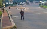 Photo d'illustration : Un terroriste du Hamas poursuivant des Israéliens à l'extérieur du kibboutz Alumim, dans le sud d'Israël, le 7 octobre 2023. (Crédit : South First Responders)