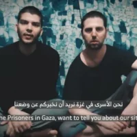 Les otages Yosef-Haim Ohana (à gauche) et Elkana Bohbot vus dans une vidéo de propagande du Hamas diffusée le 24 mars 2025. (Capture d'écran)