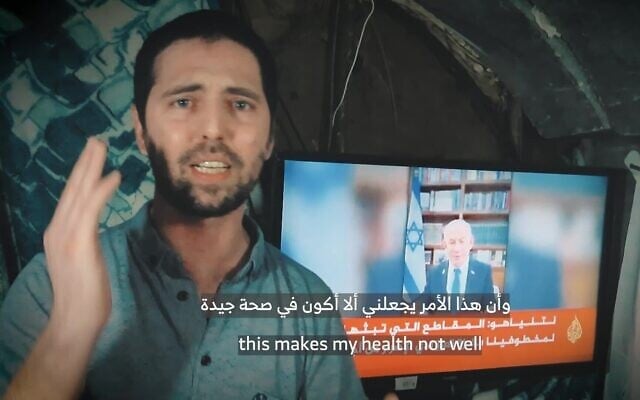 L'otage israélien Elkana Bohbot s'exprimant dans une vidéo de propagande du Hamas publiée le 29 mars 2025. (Crédit : Capture d'écran/Telegram) L'otage israélien Elkana Bohbot s'exprimant dans une vidéo de propagande du Hamas publiée le 29 mars 2025. (Crédit : Capture d'écran/Telegram)