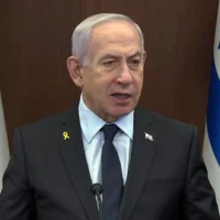 Le Premier ministre Benjamin Netanyahu s'exprimant lors de la réunion hebdomadaire du cabinet, le 30 mars 2025. (Crédit : Capture d'écran/GPO)