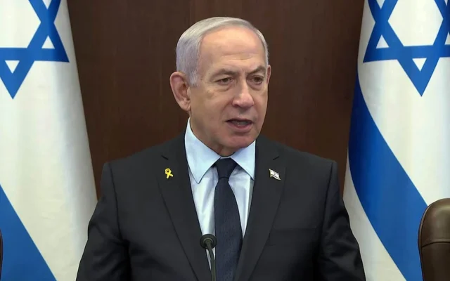 Le Premier ministre Benjamin Netanyahu s'exprimant lors de la réunion hebdomadaire du cabinet, le 30 mars 2025. (Crédit : Capture d'écran/GPO) Le Premier ministre Benjamin Netanyahu s'exprimant lors de la réunion hebdomadaire du cabinet, le 30 mars 2025. (Crédit : Capture d'écran/GPO)