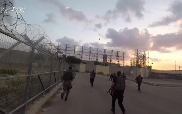 Des terroristes du Hamas attaquant une base militaire près du passage Erez, le 7 octobre 2023, dans une vidéo publiée par le groupe terroriste palestinien. (Crédit : Capture d'écran/Telegram) Des terroristes du Hamas attaquant une base militaire près du passage Erez, le 7 octobre 2023, dans une vidéo publiée par le groupe terroriste palestinien. (Crédit : Capture d'écran/Telegram)