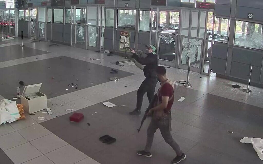 Des terroristes du Hamas prennent d'assaut le poste-frontière d'Erez, le 7 octobre 2023. (Crédit : Ministère de la Défense) Des terroristes du Hamas prennent d'assaut le poste-frontière d'Erez, le 7 octobre 2023. (Crédit : Ministère de la Défense)