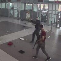 Des terroristes du Hamas prennent d'assaut le poste-frontière d'Erez, le 7 octobre 2023. (Crédit : Ministère de la Défense)