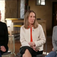 De gauche à droite : Sarit Zussman, mère de Ben Zussman, tué lors des combats à Gaza ; Shira Shapiro, mère d'Aner Shapira, mort lors du pogrom du Hamas le 7 octobre 2023 ; et Rachel Goldberg-Polin, mère de Hersh Goldberg-Polin,  assassiné en captivité en août 2024, lors d'une interview sur la chaîne d'information N12, le 14 mars 2025. (Crédit : Capture d'écran /N12)