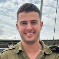 Sgt. Ron Sherman, enlevé de sa base militaire le 7 octobre, tué en captivité en novembre, son corps a été récupéré en décembre 2023. (Crédit : Armée israélienne)