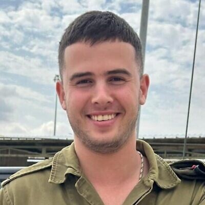 Sgt. Ron Sherman, enlevé de sa base militaire le 7 octobre, tué en captivité en novembre, son corps a été récupéré en décembre 2023. (Crédit : Armée israélienne) Sgt. Ron Sherman, enlevé de sa base militaire le 7 octobre, tué en captivité en novembre, son corps a été récupéré en décembre 2023. (Crédit : Armée israélienne)