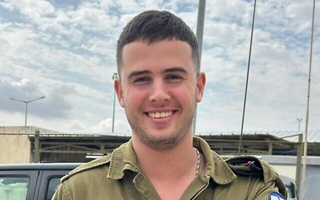 Sgt. Ron Sherman, enlevé de sa base militaire le 7 octobre, tué en captivité en novembre, son corps a été récupéré en décembre 2023. (Crédit : Armée israélienne) Sgt. Ron Sherman, enlevé de sa base militaire le 7 octobre, tué en captivité en novembre, son corps a été récupéré en décembre 2023. (Crédit : Armée israélienne)