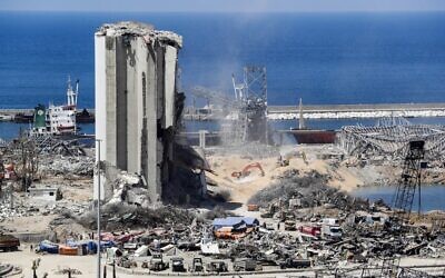 Des pelleteuses déblayant le site de l'explosion massive du 4 août qui a ravagé la capitale libanaise, à côté des silos du port de Beyrouth, le 16 août 2020. (Crédit : Anwar Amro/AFP)