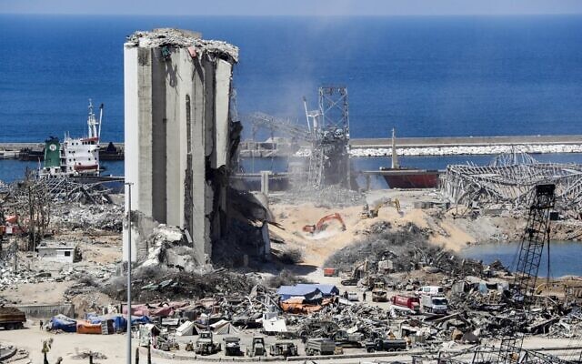 Des pelleteuses déblayant le site de l'explosion massive du 4 août qui a ravagé la capitale libanaise, à côté des silos du port de Beyrouth, le 16 août 2020. (Crédit : Anwar Amro/AFP) Des pelleteuses déblayant le site de l'explosion massive du 4 août qui a ravagé la capitale libanaise, à côté des silos du port de Beyrouth, le 16 août 2020. (Crédit : Anwar Amro/AFP)