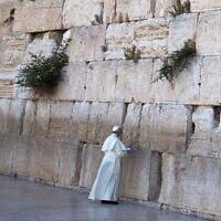 Le pape François prie au mur Occidental dans la Vieille Ville de Jérusalem, lundi 26 mai 2014. (photo : AFP/THOMAS COEX)