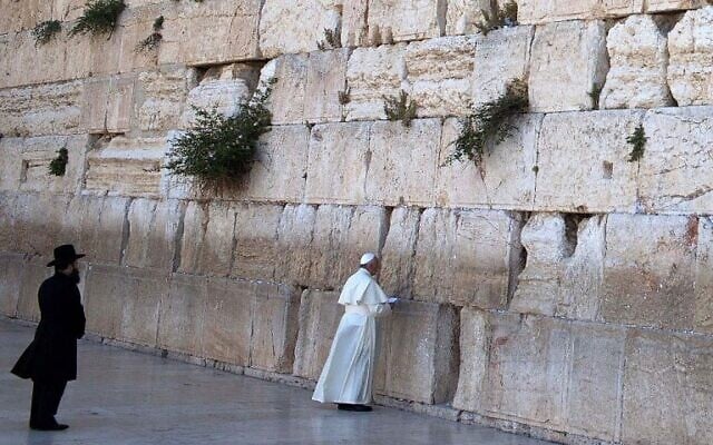 Le pape François prie au mur Occidental dans la Vieille Ville de Jérusalem, lundi 26 mai 2014. (photo : AFP/THOMAS COEX)