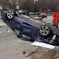 Une Audi retournée sur les lieux d'une collision mortelle dans le sud de Brooklyn le 29 mars 2025. (Crédit : Capture d'écran/X ; utilisée conformément à la clause 27a de la loi sur les droits d'auteur)