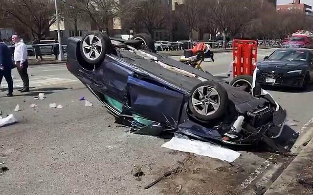 Une Audi retournée sur les lieux d'une collision mortelle dans le sud de Brooklyn le 29 mars 2025. (Crédit : Capture d'écran/X ; utilisée conformément à la clause 27a de la loi sur les droits d'auteur) Une Audi retournée sur les lieux d'une collision mortelle dans le sud de Brooklyn le 29 mars 2025. (Crédit : Capture d'écran/X ; utilisée conformément à la clause 27a de la loi sur les droits d'auteur)